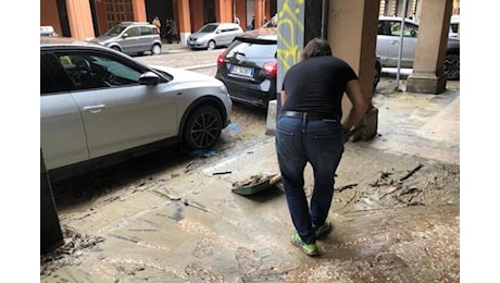 Maltempo: in centro a Bologna una mattinata a spazzare fango