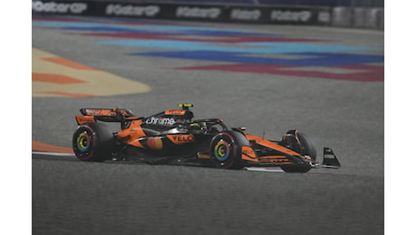 F1, McLaren fa doppietta nella sprint in Qatar. Verstappen penalizzato, pole Russell