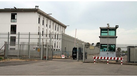 Pugno in faccia all'agente penitenziario, la denuncia: «Il carcere è una polveriera»