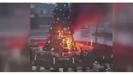 Siria, albero di Natale bruciato dalle milizie jihadiste a Hama, i cristiani in protesta a Damasco per Difendere i diritti religiosi - VIDEO