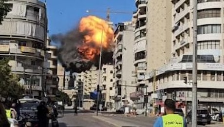 Il momento in cui un missile israeliano distrugge un immobile a Beirut