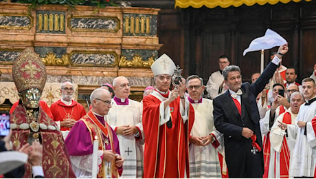 San Gennaro, il sangue si è sciolto. E il Duomo si libera in un grande applauso