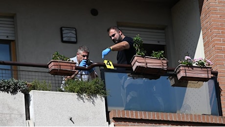 Aggredisce la moglie a martellate nel sonno, credendola morta si butta dal balcone a Carignano: lui gravissimo, lei salva