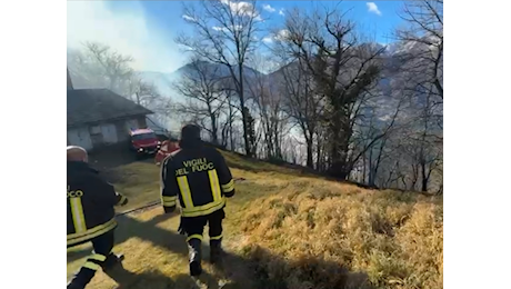 Forte vento: bruciano i boschi sopra il Lago. Chiusa la Sp 72