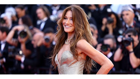 La frangia effetto lifting di Carla Bruni