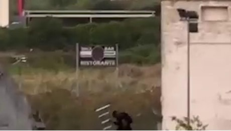 La banda che scavalca il muro, l'auto ribaltata, la fuga: le immagini dell'assalto alla Mondialpol di Sassari