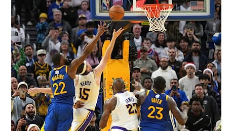 NBA, Reaves rovina il Natale di Golden State: il suo canestro fa volare i Lakers. VIDEO