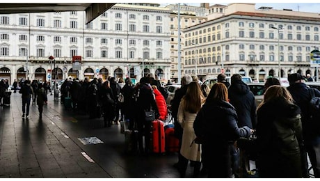 Roma, la beffa dei taxi che scelgono i clienti Uber. E il prezzo delle corse sale