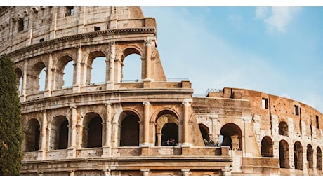 Turisti-gladiatori al Colosseo, scoppia la polemica