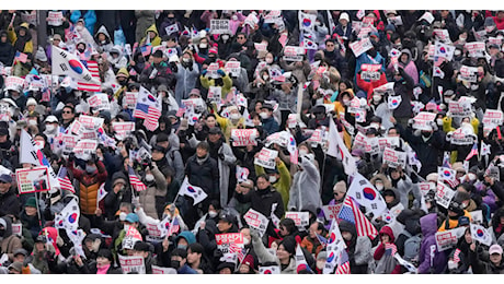 Corea del sud, un altro mandato d’arresto per il presidente Yoon, sotto impeachment: il primo tentativo bloccato dai sostenitori