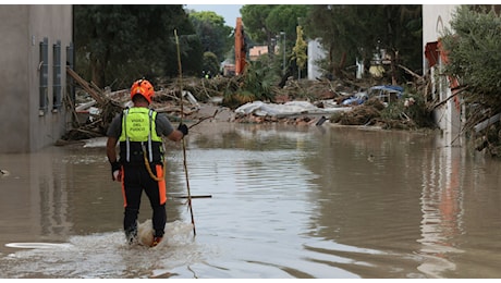 Alluvione in Emilia Romagna, il Lamone ha rotto ancora l'argine a Traversara: ​l'acqua invade i campi, evacuata la frazione