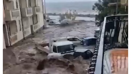 Catania, la furia dell’acqua trascina le auto in mare – VIDEO