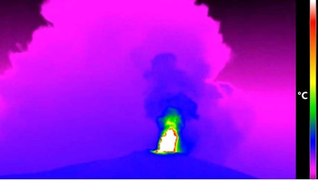 Parossismo Etna, fontana di lava e nube di cenere alta 5 km