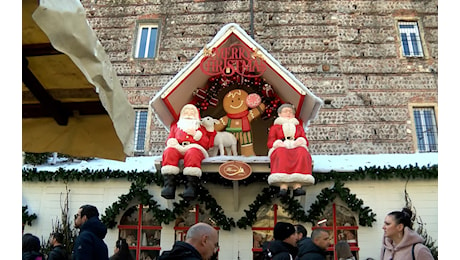 VIDEO | Migliaia invadono i mercatini di Natale. Viabilità: chiuso corso Porta Nuova