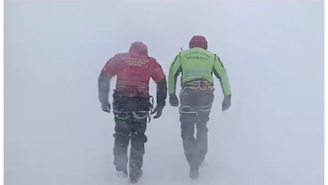 Alpinisti scivolati sul Gran Sasso. Bloccati anche i soccorritori per guasto funivia • newsrimini.it