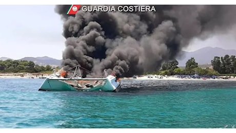 Sardegna, catamarano prende fuoco in mare: scatta il panico, chi c'era a bordo
