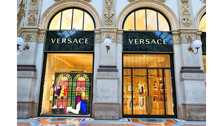 Un giudice blocca la fusione con Tapestry: crolla il titolo della Capri Holdings di Versace e Michael Kors