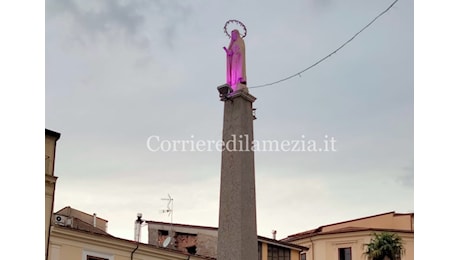 Lamezia “si illumina” di rosa per la ricerca sul tumore al seno