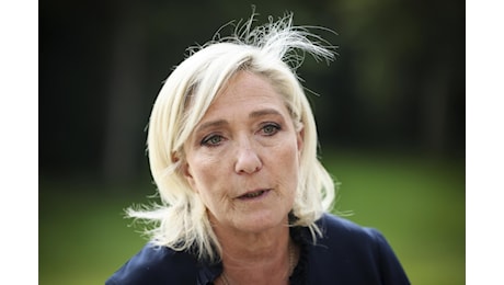 Per Le Pen la Procura chiede 5 anni di carcere e l’ineleggibilità: “Vogliono rovinare il partito”