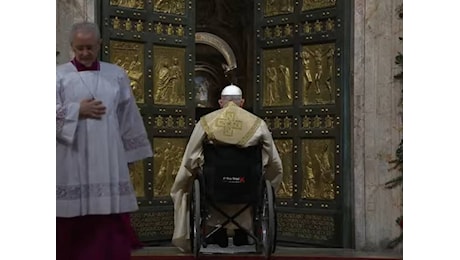 Papa Francesco apre la Porta Santa: è iniziato l'anno del Giubileo