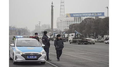 Aereo precipita in Kazakistan dopo la collisione con uno stormo di uccelli: decine di vittime, 28 i sopravvissuti