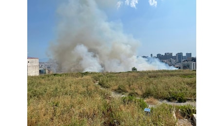 Incendio nella zona del cimitero di Poggioreale, grossa colonna di fumo nero