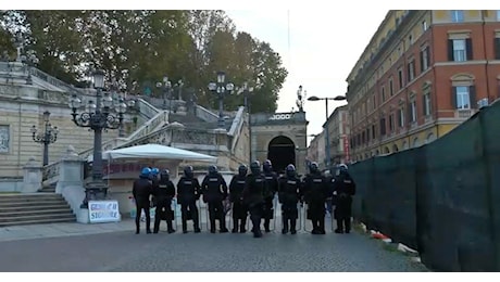 Bologna, tensione per il corteo della destra estrema: scontri tra la polizia e gli antagonisti