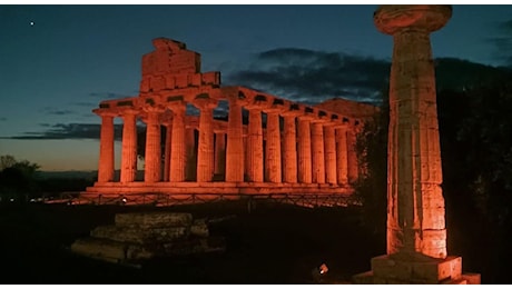 I templi di Paestum illuminati d'arancione contro la violenza sulle donne