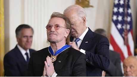 Soros, Michael J. Fox, Bono e Magic Johnson: le ultime «Medaglie della libertà» di Biden