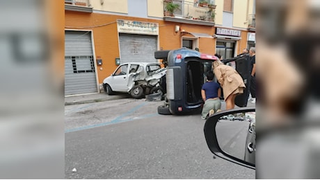 Malore alla guida, muore anziano. L’auto si ribalta su quelle in sosta