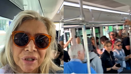 Mara Venier bloccata sul bus all'aeroporto di Linate perché il volo non parte: la video-denuncia
