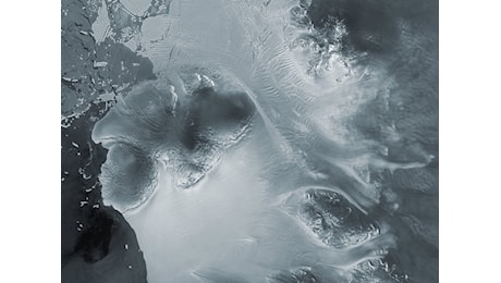 Ghiacciaio antartico sorpreso a rubare ghiaccio al vicino