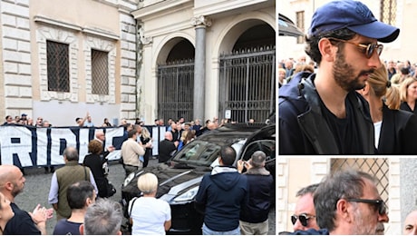 Funerali di Adamo Dionisi, l'addio di attori e registi fra i cori degli Irriducibili della Lazio a Santa Maria in Trastevere a Roma