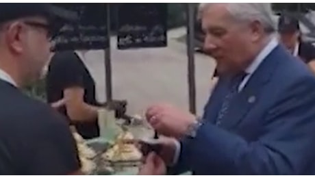 Tajani scherza mangiando la seconda coppetta al gusto G7: «Farò l'assaggiatore di gelati»