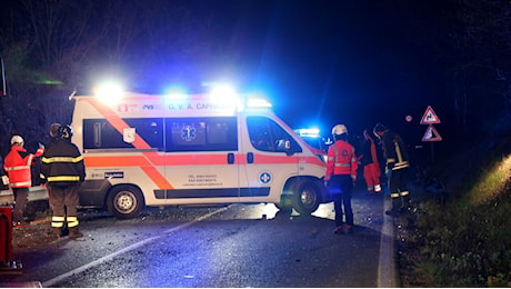 Auto si scontra con un'ambulanza e finisce fuori strada: un morto e 5 feriti