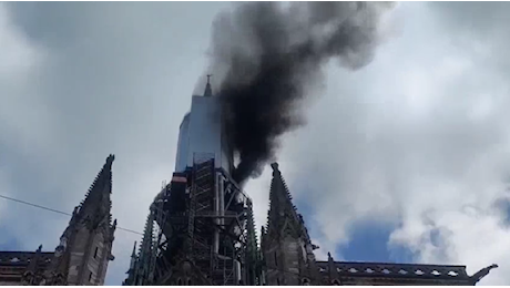 Francia, in fiamme la guglia della cattedrale di Rouen