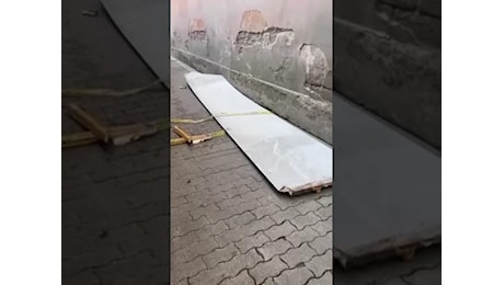 Vento forte a Bari, paura al Libertà: volano pezzi di pergolato al mercato rionale di via Nicolai - VIDEO