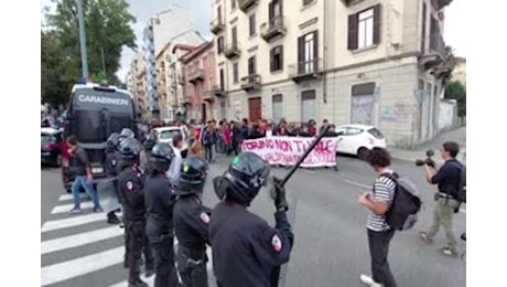 Valditara a Torino, la protesta di un gruppo di studenti