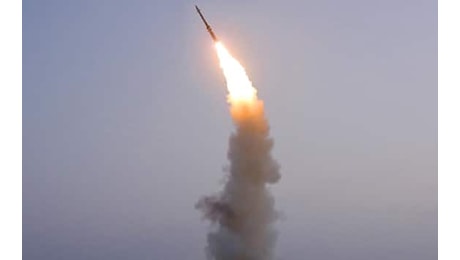 Corea del Nord testa missile con supertestata. Seul smentisce: Test fallito