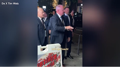 VIDEO Usa 2024, Walz mangia una pizza a New York dopo dibattito con Vance