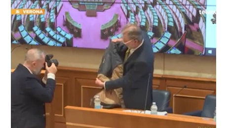 VIDEO | In Senato mostrato il giaccone di Moussa con due fori di proiettile