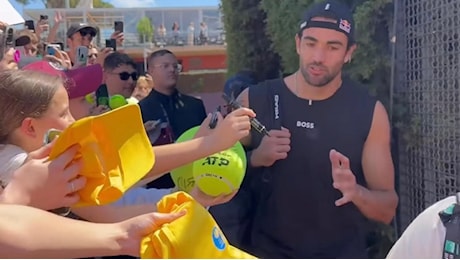 Il Foro canta per Berrettini e durante l'allenamento Korda si ferma: Ma è sempre così?