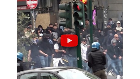 Roma, caos ultrà: 500 tifosi assediano Ponte Milvio, polizia in tenuta antisommossa; il Video