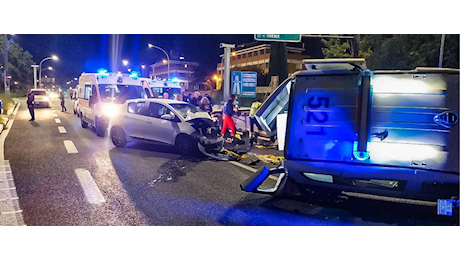 Tragedia nella notte a Roma: tre vigili travolti sulla Tiburtina, uno di loro, 26enne, ha perso una gamba