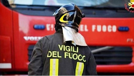 Frosinone – Incendio in un’azienda, nube di fumo invade la Monti Lepini