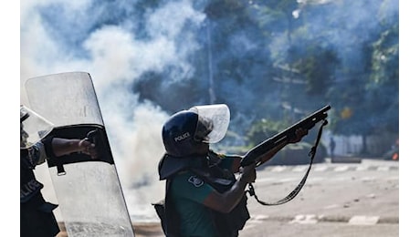 Bangladesh, violenti scontri tra polizia e studenti: oltre 700 feriti