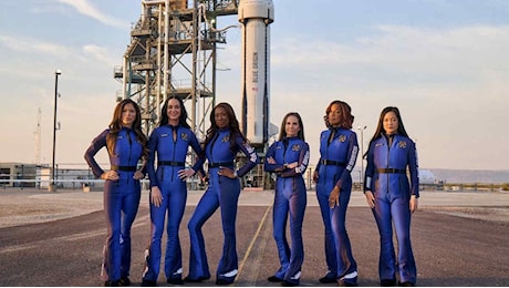 Blue Origin, il volo di Lady Bezos e Katy Perry verso i confini dello spazio: immagini e video