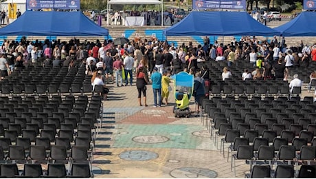 L’addio alle tre vittime del crollo di Scampia. Urla, malori e sedie vuote per protesta