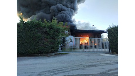 Incendio Kemipol a Scerne di Pineto, Arta: “Rilevate concentrazioni di sostanze chimiche potenzialmente dannose nell’aria”