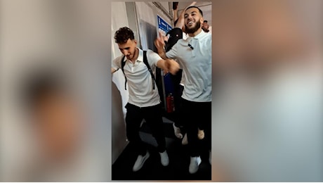 Euro 2024, i giocatori della Georgia scatenati dopo la qualificazione agli ottavi: cantano e ballano davanti ai giornalisti